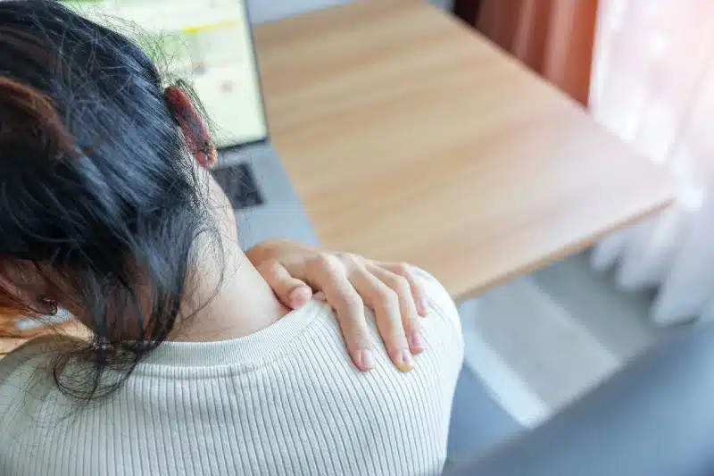 Wat is er te doen tegen een zeurende pijn in uw schouder?